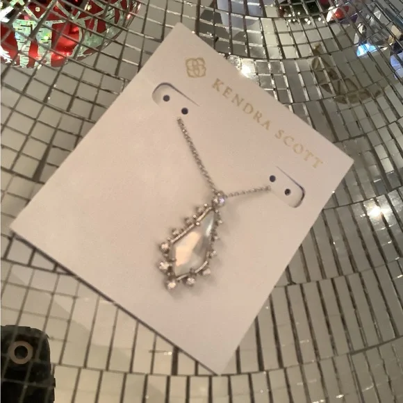 Beautiful mother of Pearl Kendra Scott necklace